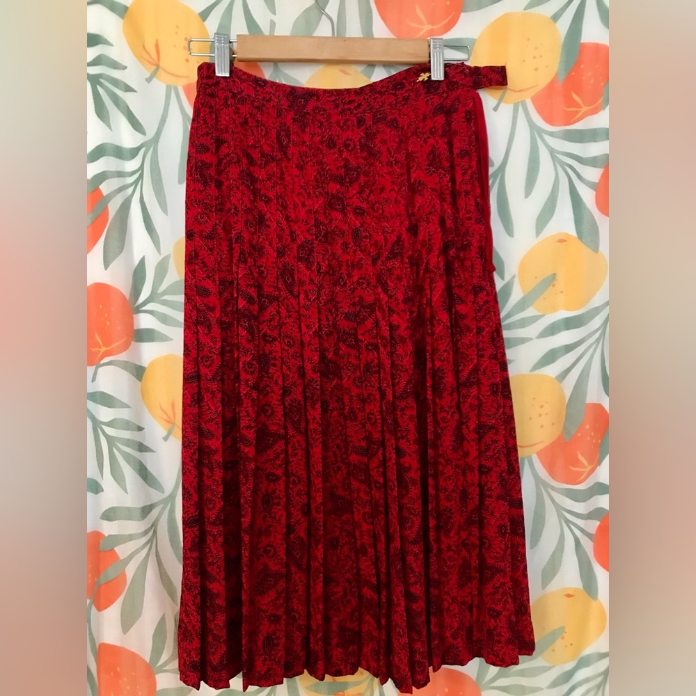 Vintage Silk Pleated midi Skirt. Size 6.